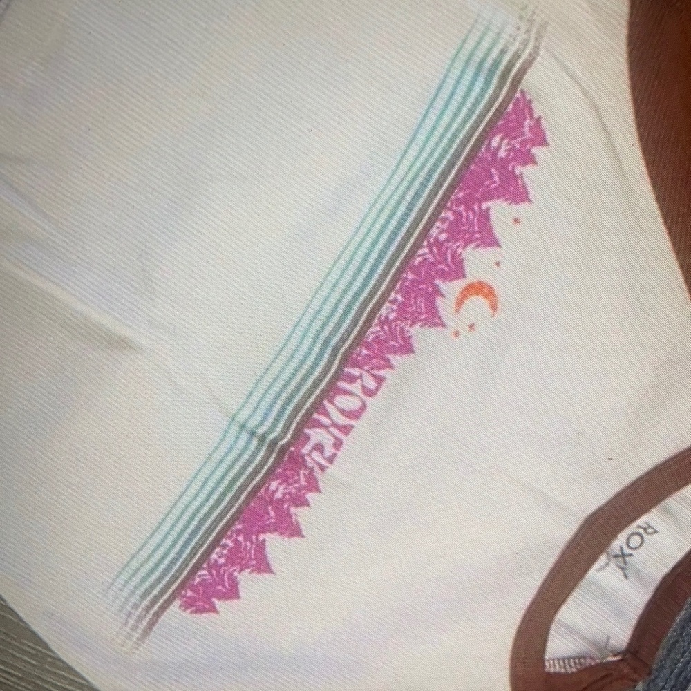 Features short sleeve neck shirt